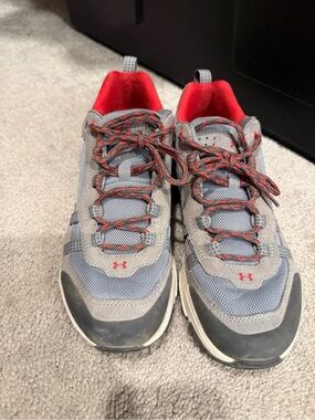 Women’s Under Armour Sz 8.5 hiking shoes